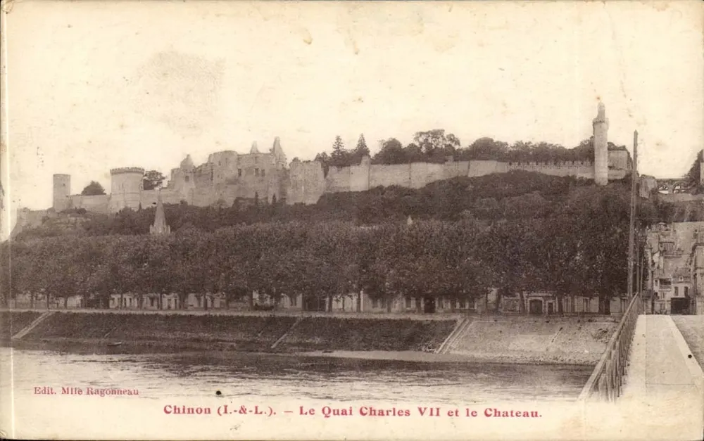 Chinon (I.&L.) — Le Quai Charles VII et le Château — Edit. Mlle Ragonneau - Recto