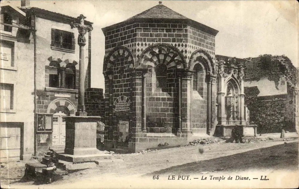 Le Puy — O Templo de Diana — LL. - Frente