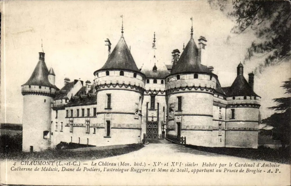Chaumont (Loir-et-Cher) — O Castelo (Mon. bist.) — Séculos XV e XVI — Habitado pelo Cardeal d'Amboise, o astrólogo Ruggieri e a Sra. de Staël — pertence ao Príncipe de Broglie — A. P. - Frente