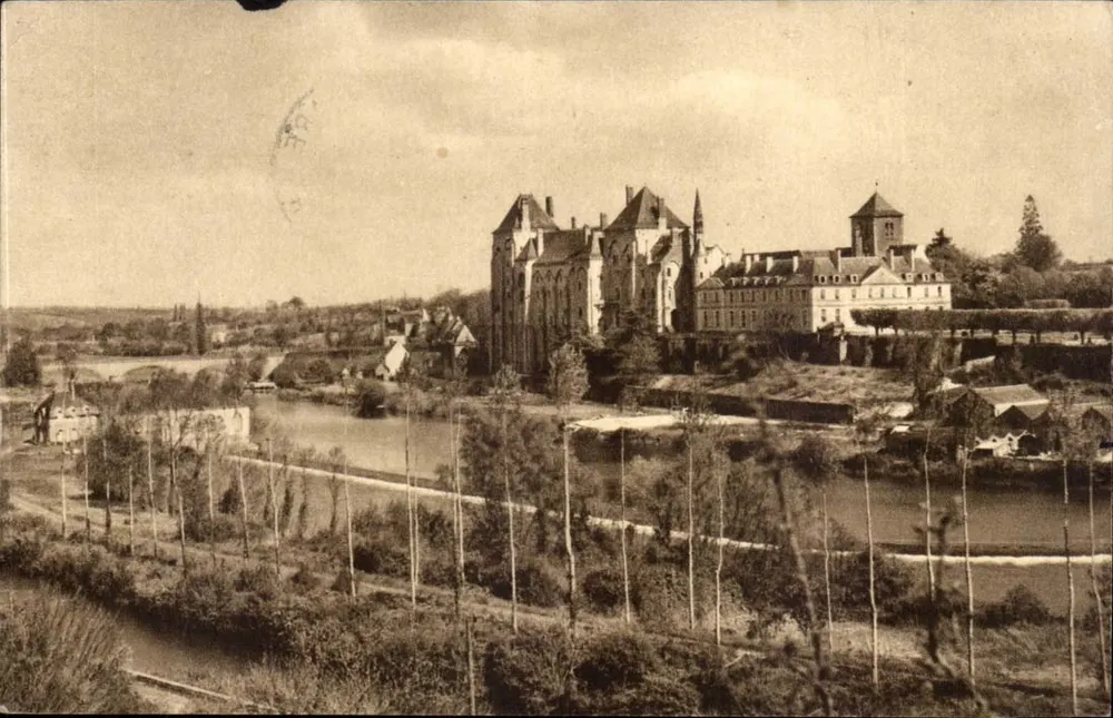 Abtei Saint-Pierre von Solesmes — Schloss Mancarre - Vorderseite