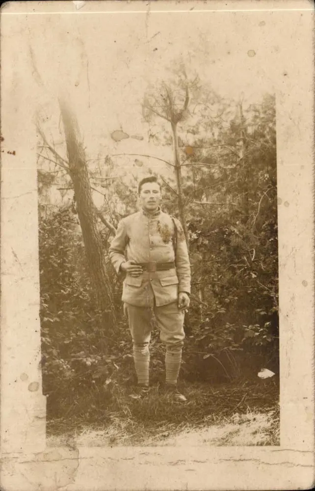 Soldado em uniforme — floresta — Carte postale - Frente