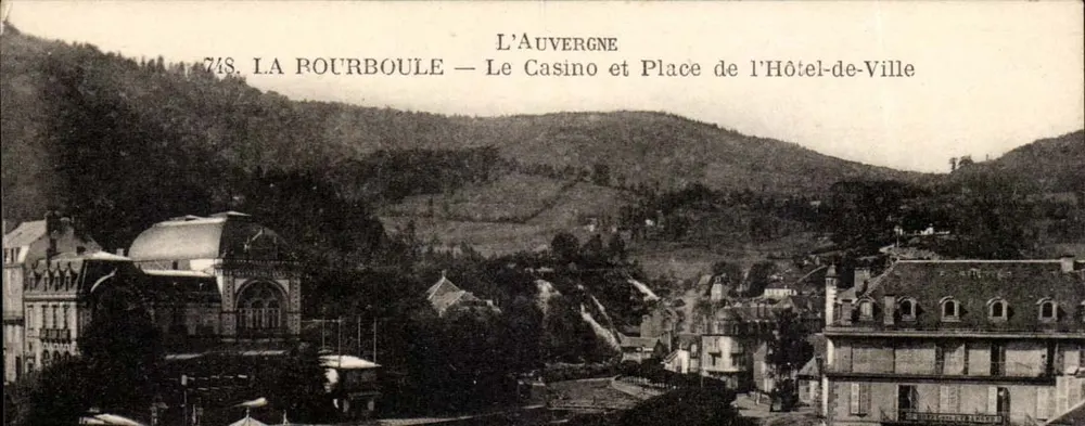 La POURBOULE — Das Casino und Place de l'Hôtel-de-Ville — Auvergne - Vorderseite