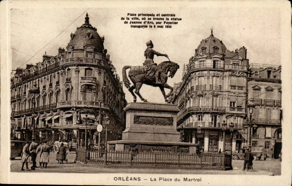 Orléans — A Praça do Martroi — Estátua de Joana d'Arc por Foyatier, inaugurada em 8 de maio de 1855 - Frente