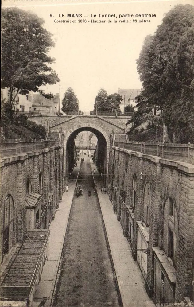 Le Mans — O Túnel, parte central — Construído em 1878 — Altura da abóbada: 28 metros - Frente