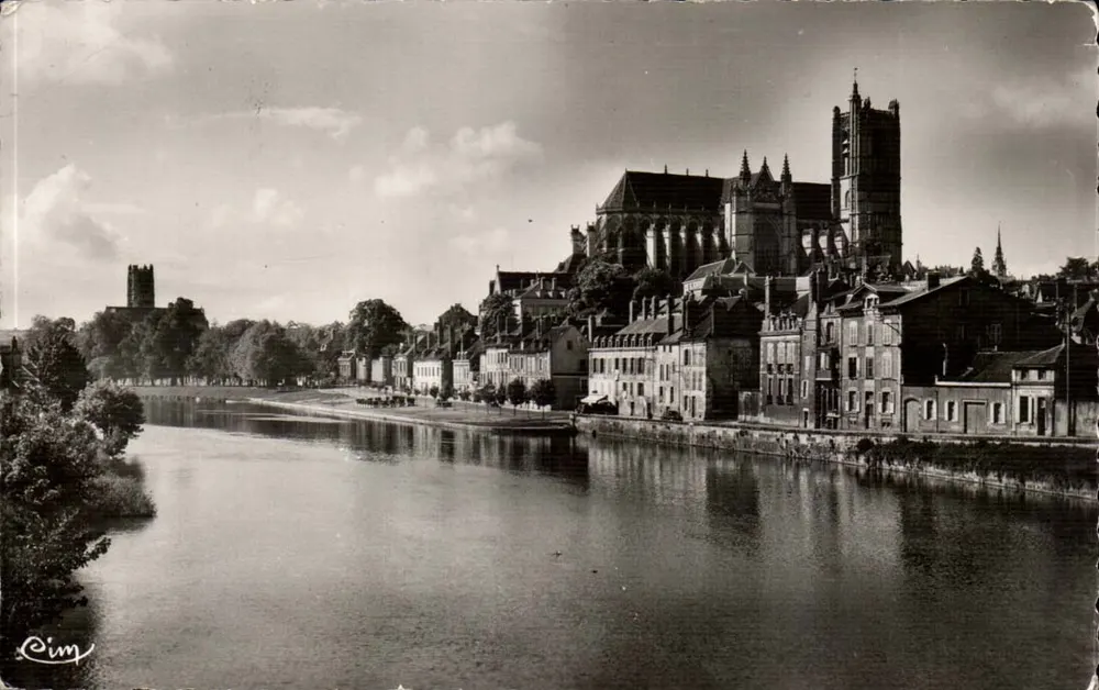Auxerre (Yonne) — Die Kathedrale von den Ufern der Yonne gesehen — Foto C. Maclun - Vorderseite