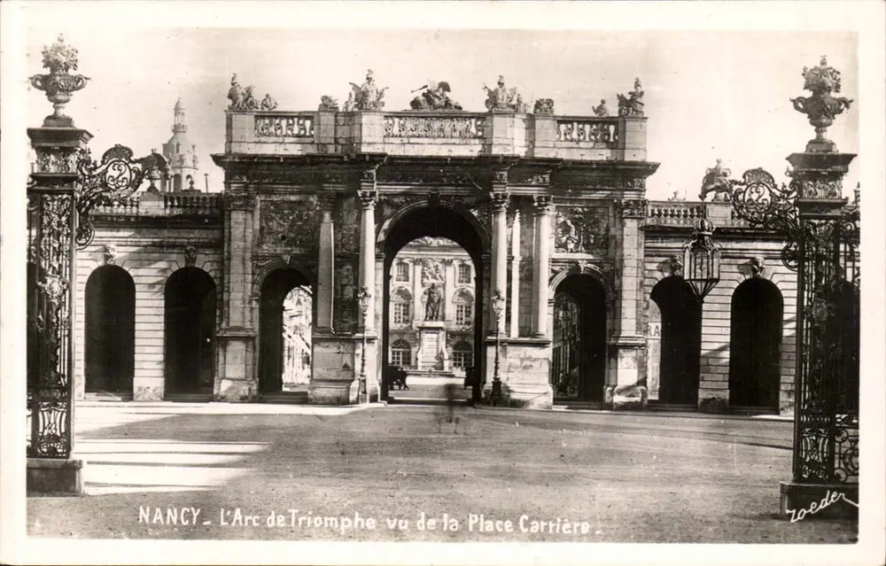 NANCY — O Arco do Triunfo visto da Place Carrière — Zoeder - Frente
