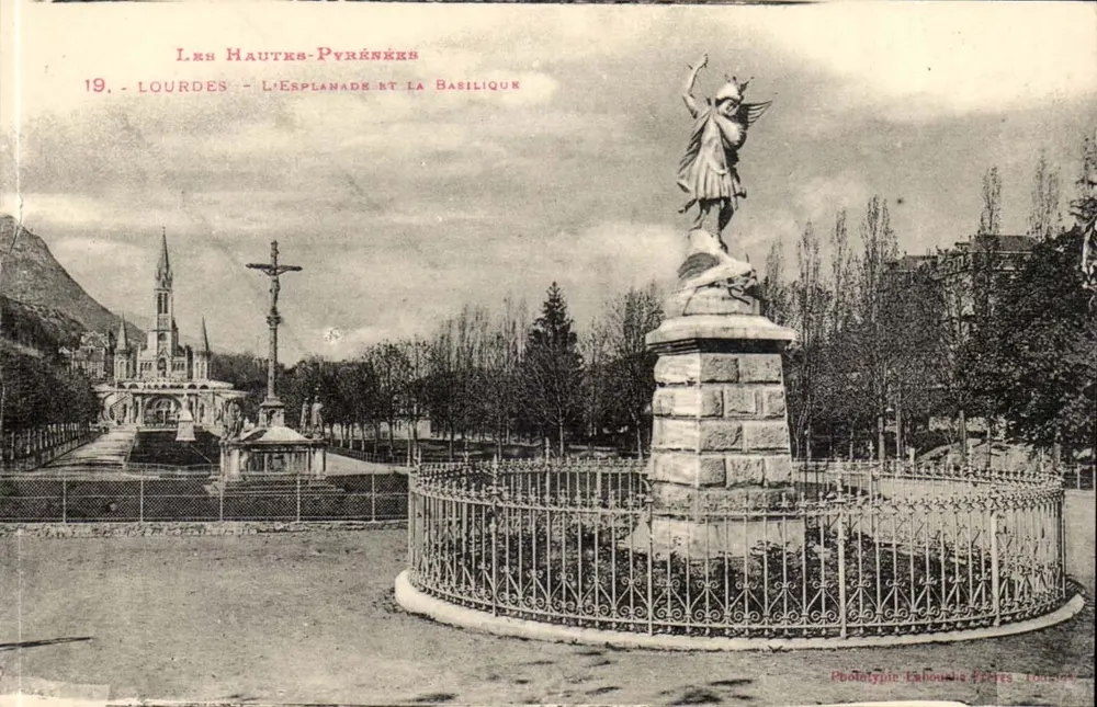 Lourdes — A Esplanada e a Basílica — Fototipia L'Abouche Frères, Toulouse - Frente