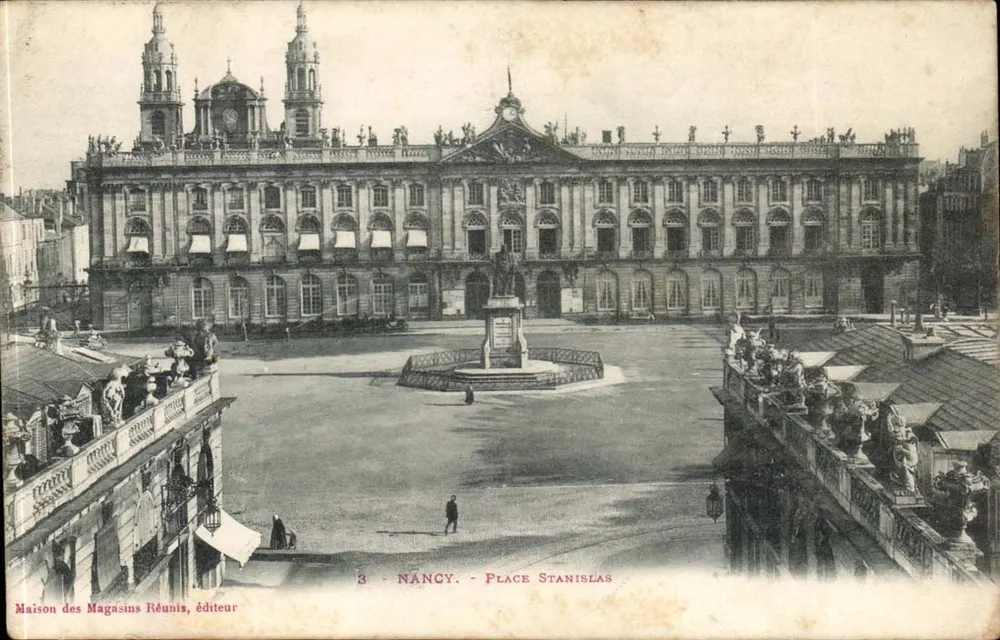 Nancy - Praça Stanislas — vista do Palácio da Justiça e do monumento central — Maison des Magasins Réunis, editora - Frente
