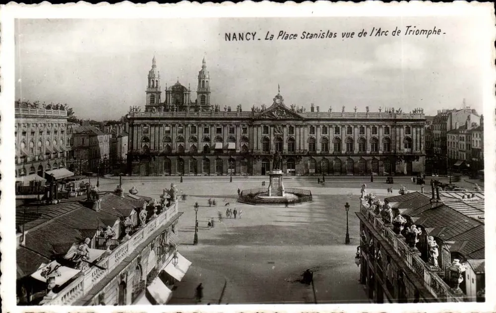 NANCY - A Place Stanislas vista do Arco do Triunfo - - Frente