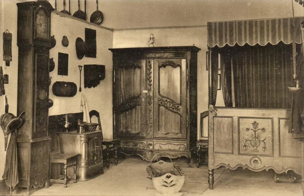 Zimmer der Volkskunst Lorrains — Versuch einer Rekonstruktion eines Zimmers mit Säulenbett, Taque und Schrank aus Chamagne (Vosges) — Historisches Museum Lorrains, Nancy - Vorderseite