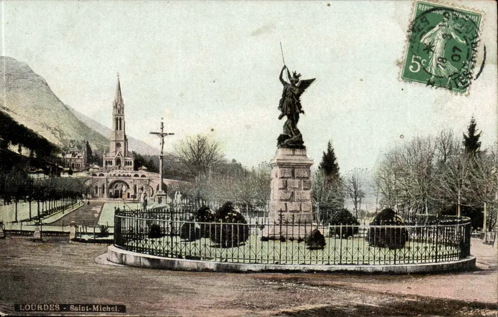 Lourdes - Święty Michał — figura anioła z bronią, kościoł i góra w tle — wydawca Lourdes, numer seryjny nieczytelny - Awers