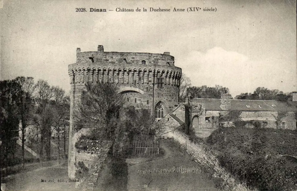 Dinan — Castelo da Duquesa Ana (século XIV) — Mu. cel. édit., Dinan - Frente