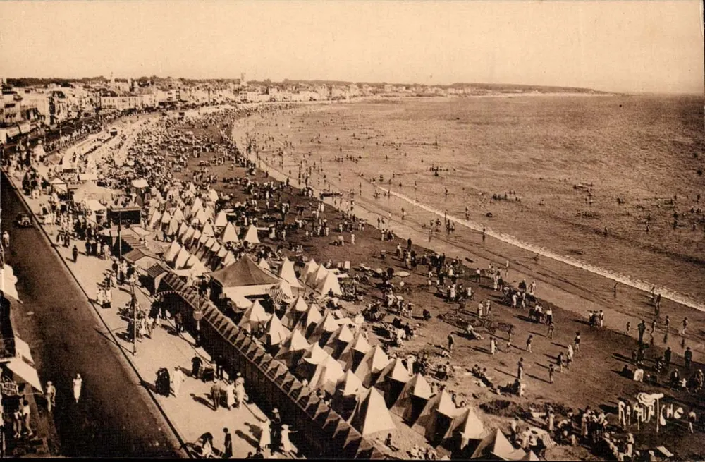 Praia dos Sables-d'Olonne — vista aérea da praia e da orla marítima — Éditions d'Art Raymond Bergevin, La Rochelle — Vd 20583 - Frente