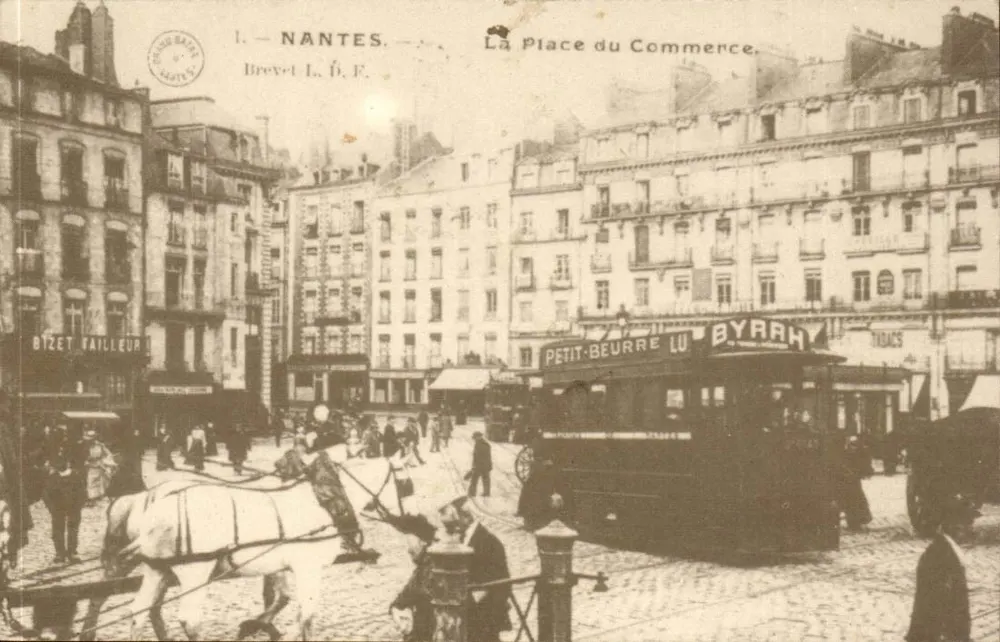 Nantes — A Praça do Comércio — Brevet L. F. - Frente