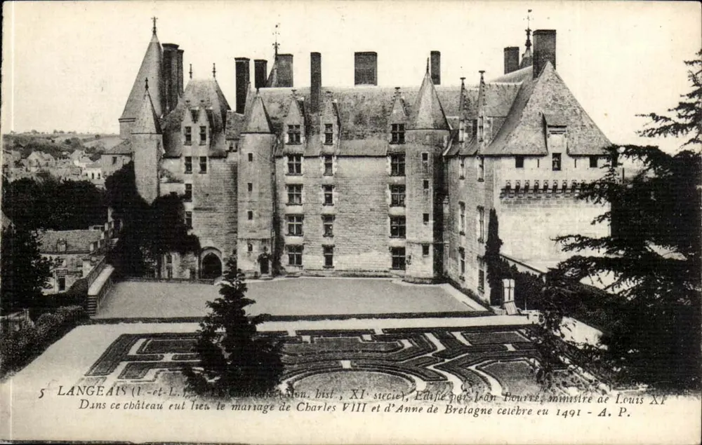 Langeais — Castelo histórico do século XI, local do casamento de Carlos VIII e Ana da Bretanha em 1491 — Editado por Jean Poutre, ministro de Luís XI - Frente