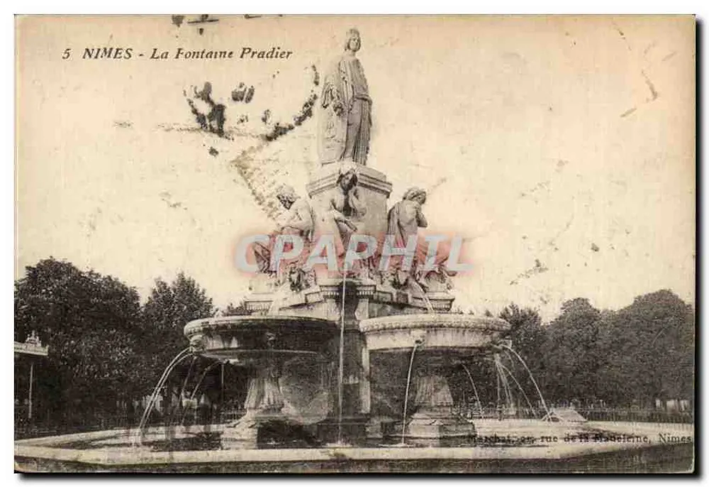 Nîmes - A Fonte Pradier — rua da Madeleine, Nîmes - Frente