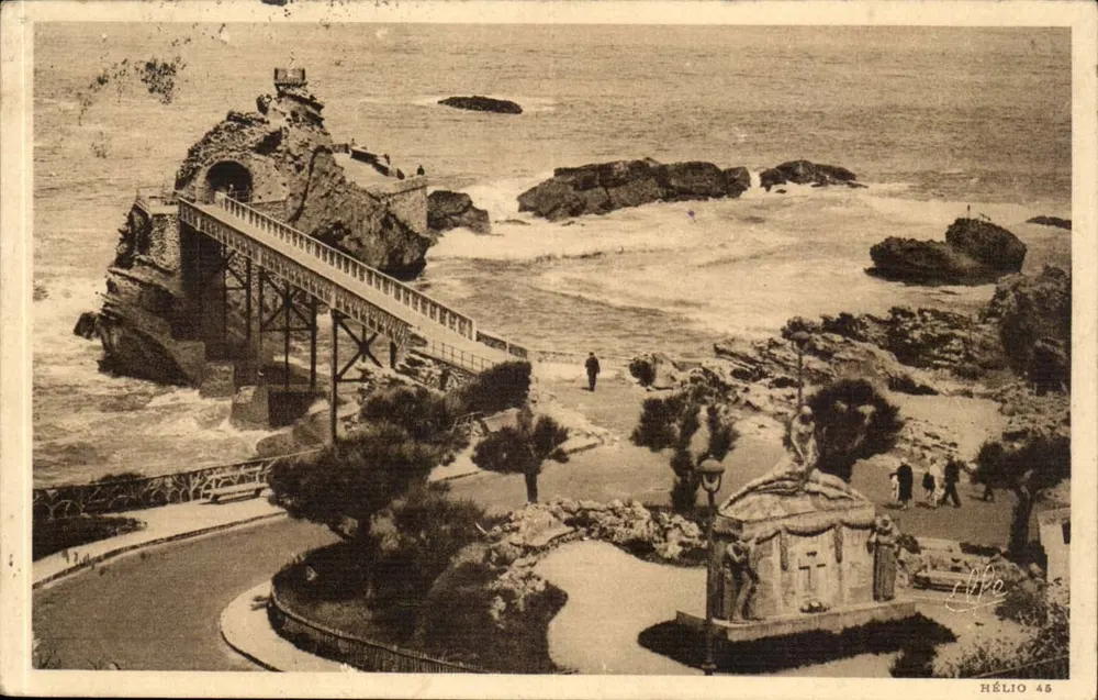 Biarritz — Ansicht der Esplanade und des Rocher de la Vierge — Heliogravure von Pampel, veröffentlicht von Hélios 45 - Vorderseite