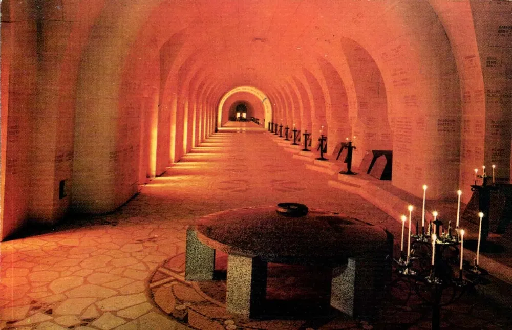 Ossuário de Douaumont — corredor das tumbas — Louloufleur Naturelles - Frente