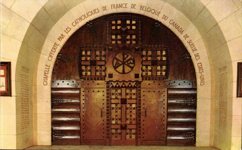 Tor der Kapelle des Ossuaires von Douaumont — gespendet von den Katholiken Frankreichs, Belgiens, Kanadas, der Schweiz und der Vereinigten Staaten — Verlag Cipoul Études Naturelles, Nr. 55 D3 107 - Vorderseite