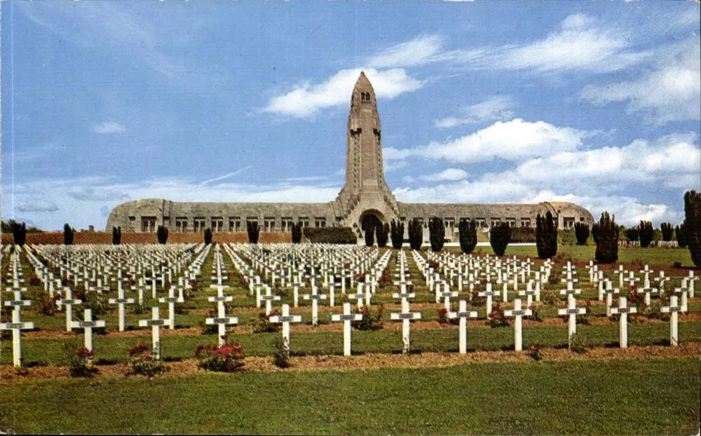 Douaumont — Ossuário e Cemitério — Editora: Clov'Europe Naturelles, n° 55 D3 100 - Frente