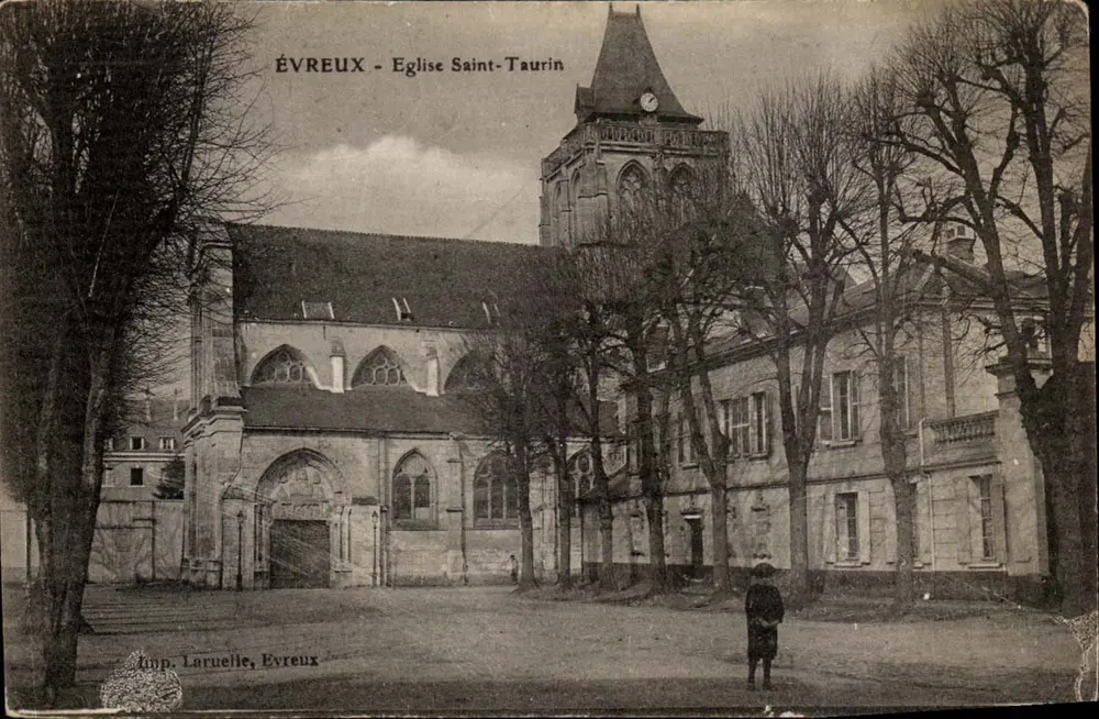 Évreux - Igreja de Saint-Taurin — vista do edifício com seu campanário e uma criança no primeiro plano — Imp. Laruelle, Évreux - Frente
