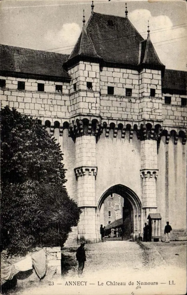 O Castelo de Nemours — Annecy — LL - Frente