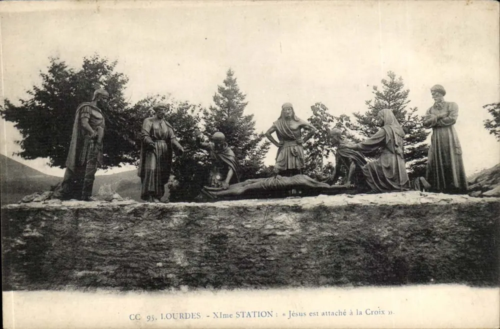 Lourdes - XI. Station: Jesus ist an die Kreuz gefesselt — CC 95 - Vorderseite