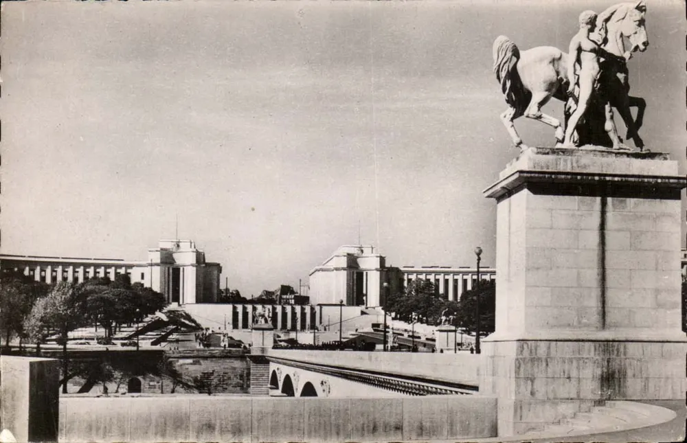 Paris - O Palácio de Chaillot — vista com estátua equestre — Edições O.P. Paris - Frente