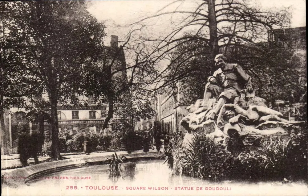Toulouse - Praça Wilson - Estátua de Goudouli - Frente