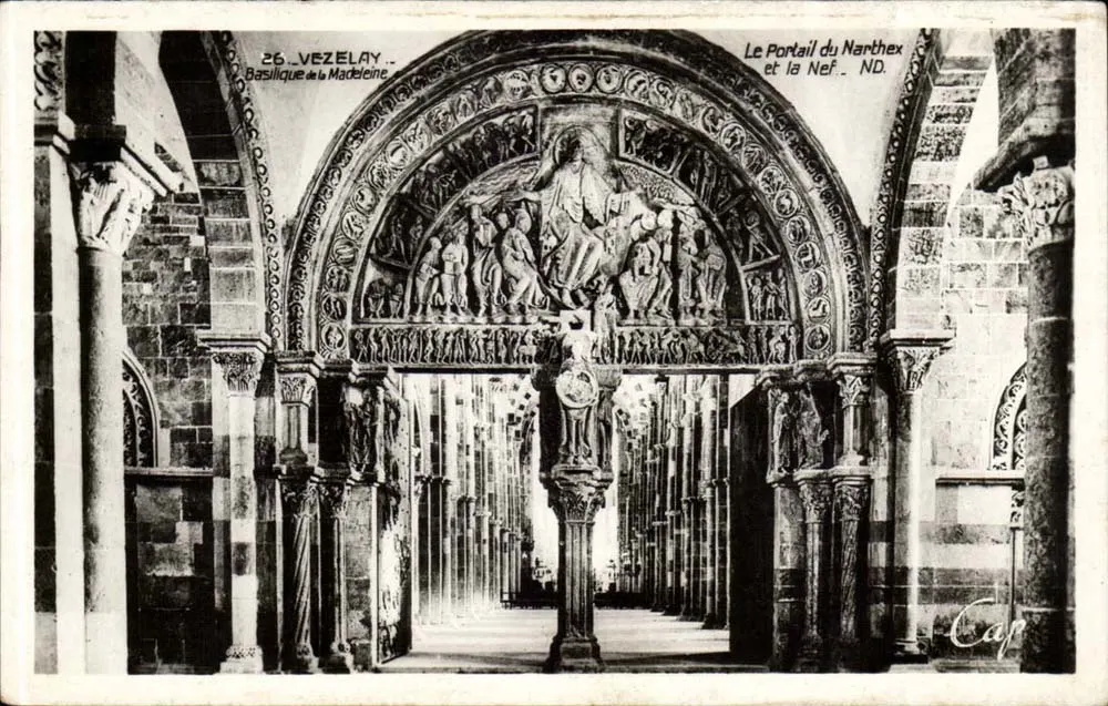 Vézelay — Basilique de la Madeleine — Der Portal des Narthex und die Kirche - Vorderseite