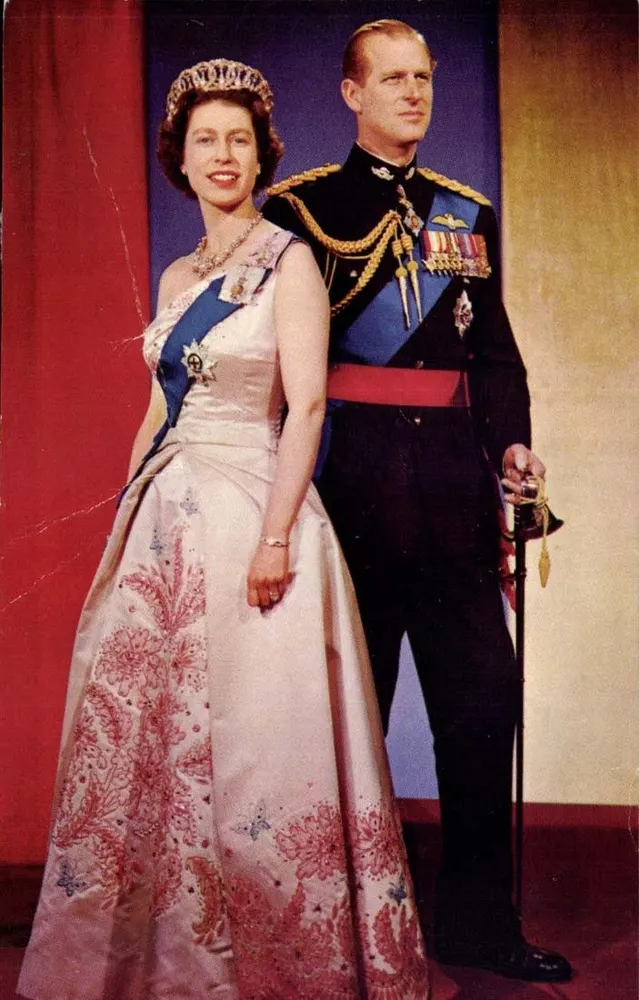 H.M. Queen Elizabeth II und Philip, Herzog von Edinburgh — Portrait — Antike Ansichtskarte, Serie R.120 - Vorderseite