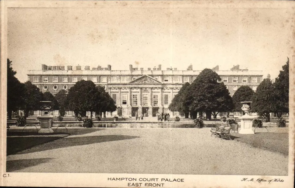Hampton Court Palace — Ostseite — H.M. Office of Works, C.1 - Vorderseite