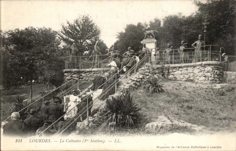 Lourdes — O Calvário (1ª Estação) — Lojas da Aliança Católica em Lourdes - Frente