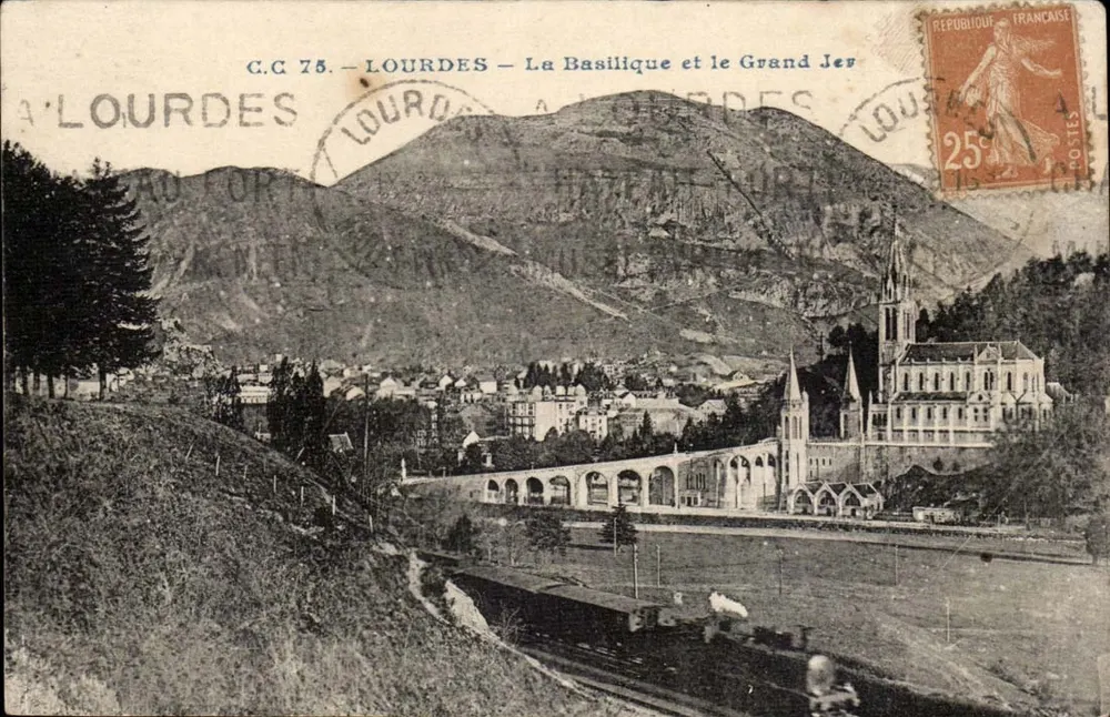 Lourdes — Die Basilika und der Große Jesus — C.C. 75, Verlag Carracis, pau. - Vorderseite