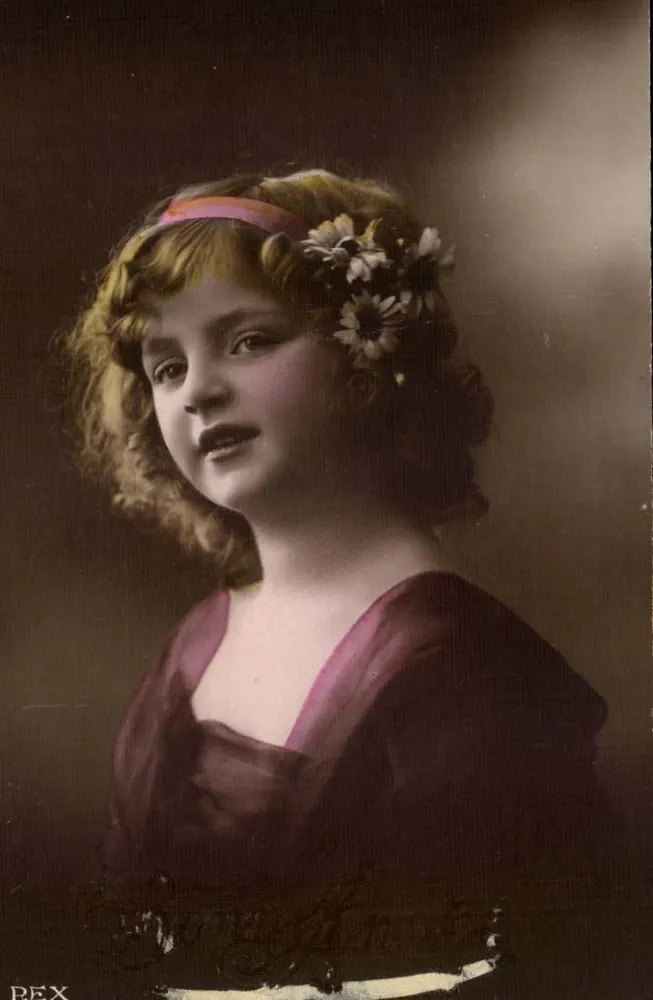 Menina jovem — com flores na cabeça — REX - Frente