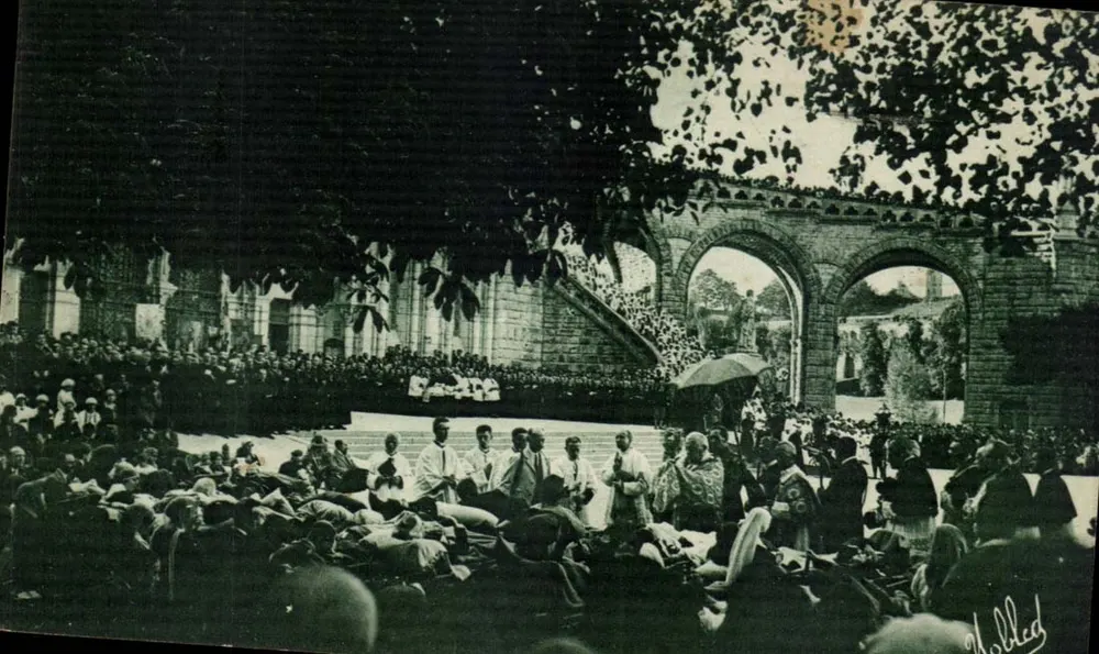 LOURDES (Hautes-Pyrénées) — Die Segnung der Kranken während der Prozession — Phototypie Marcel Dabing-Brédaux - Vorderseite