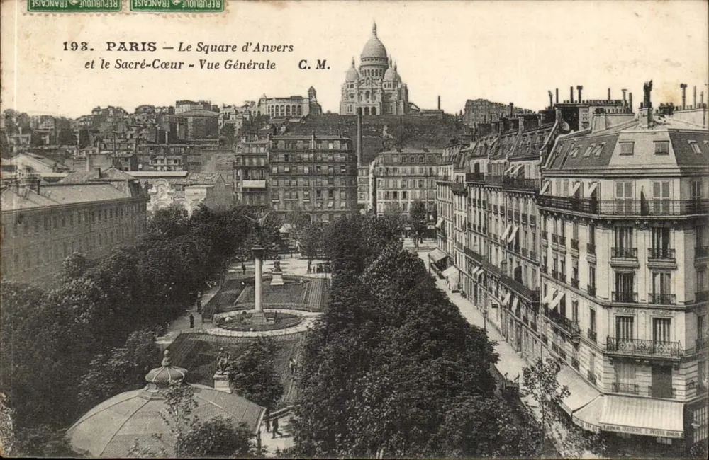 Paris — O Square d'Anvers e o Sacré-Cœur — Vista Geral — C.M. - Frente