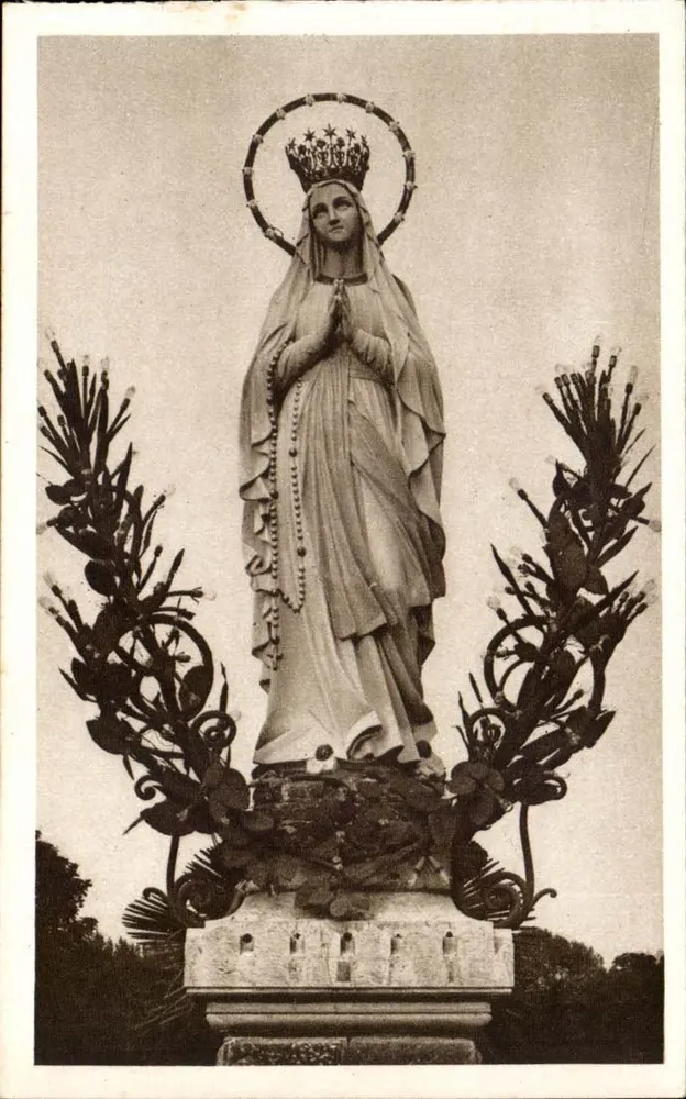 A Virgem coroada — Lourdes — Edição P. Doucet Lourdes - Frente