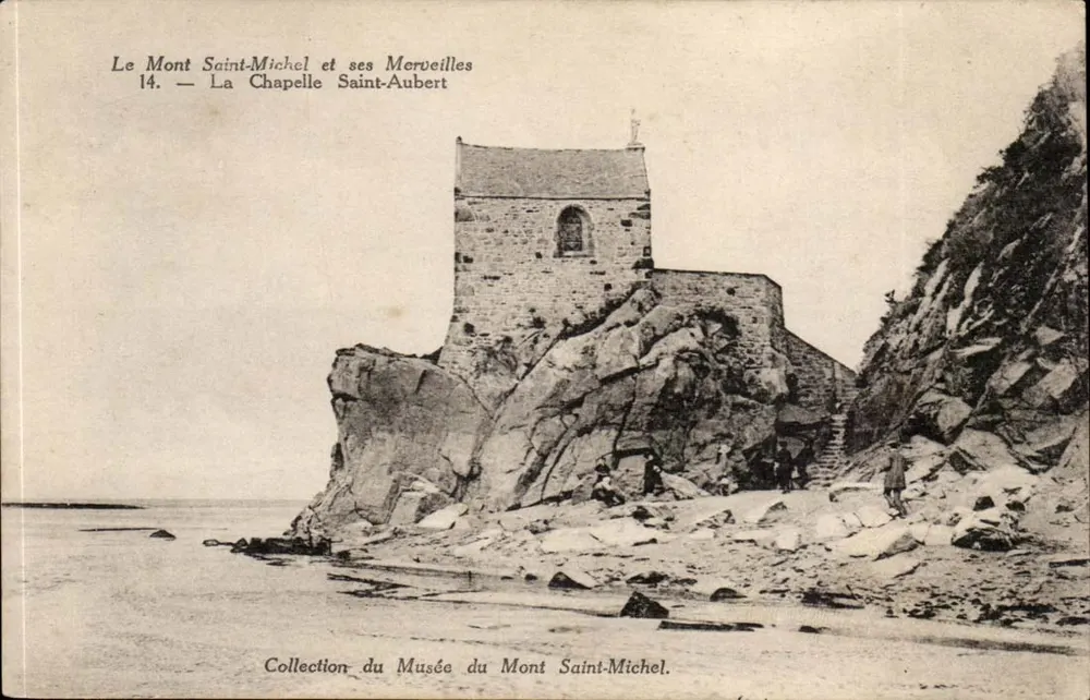O Monte Santo Michel e suas Maravilhas — A Capela de São Aubert — Coleção do Museu do Monte Santo Michel - Frente