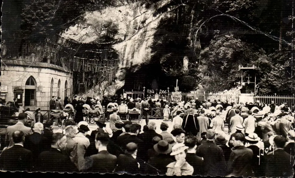 Lourdes (Hautes-Pyrénées) — A Gruta Milagrosa — Les Éditions d'Art, Paris - Frente