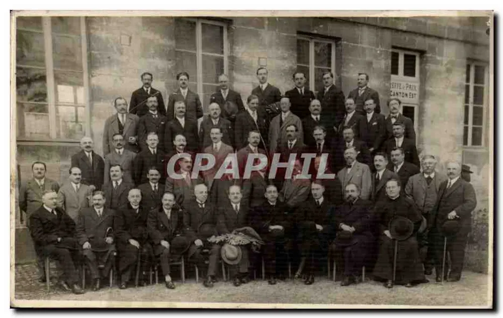 Gruppe von Männern vor einem Gebäude — Inschrift 'SEIFFE & PAIX CANTON EST' — Verlag nicht sichtbar - Vorderseite