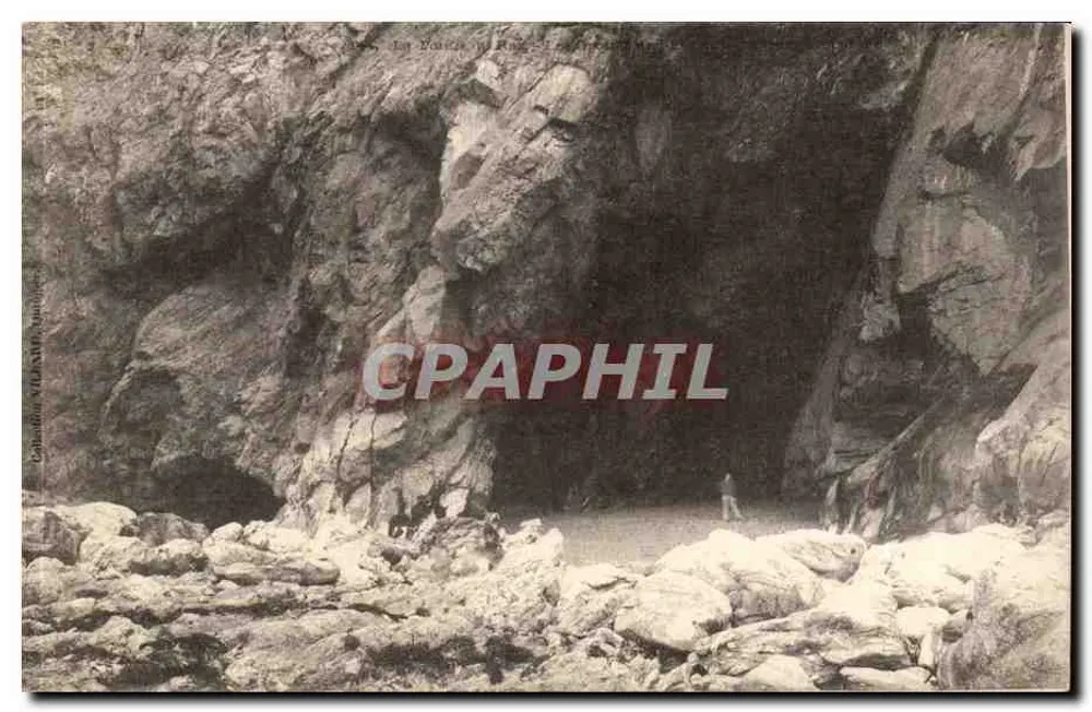 पॉइंट डी ला गारेन्ने की गुफा — चट्टानों और अंधेरे द्वार — छापकर्ता अज्ञात - आगे