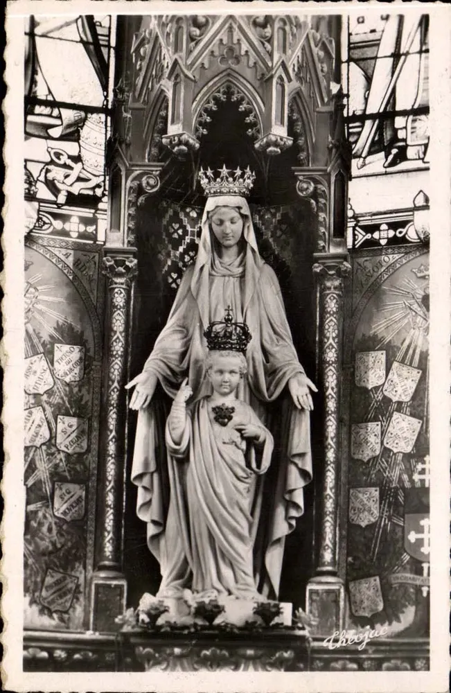 Schwarze Basilika des Heiligen Herzens — Statue der Jungfrau mit Kind — Théojac - Vorderseite