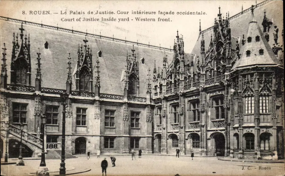 Rouen — Das Palast der Justiz. Innenhof westliche Fassade. — J. C. - Rouen - Vorderseite