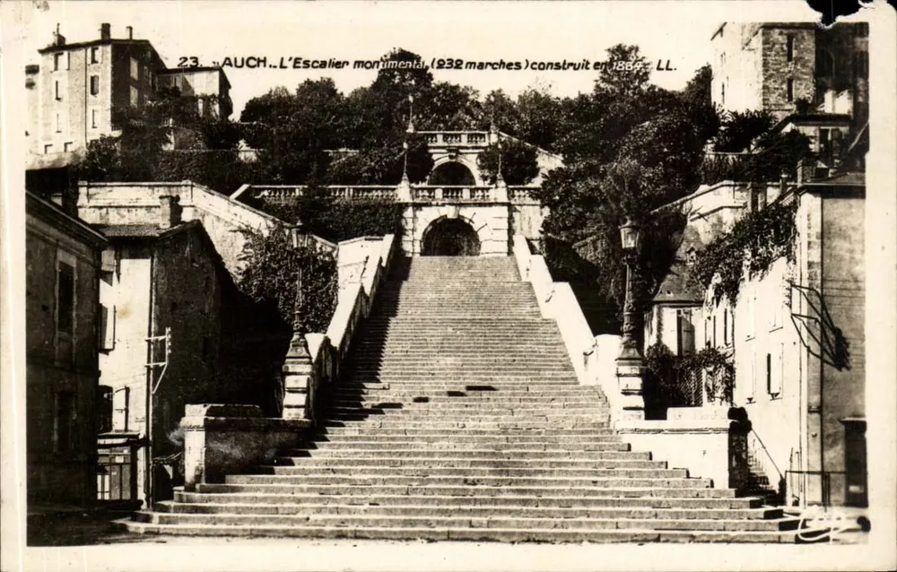 Auch - A Escada Monumental (932 degraus) construída em 1884 - LL. - Frente