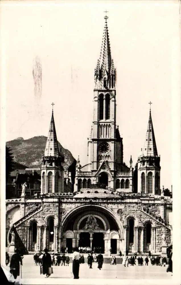 A Basílica e a frente do Rosário — Lourdes — Edição P. Doucet - Frente