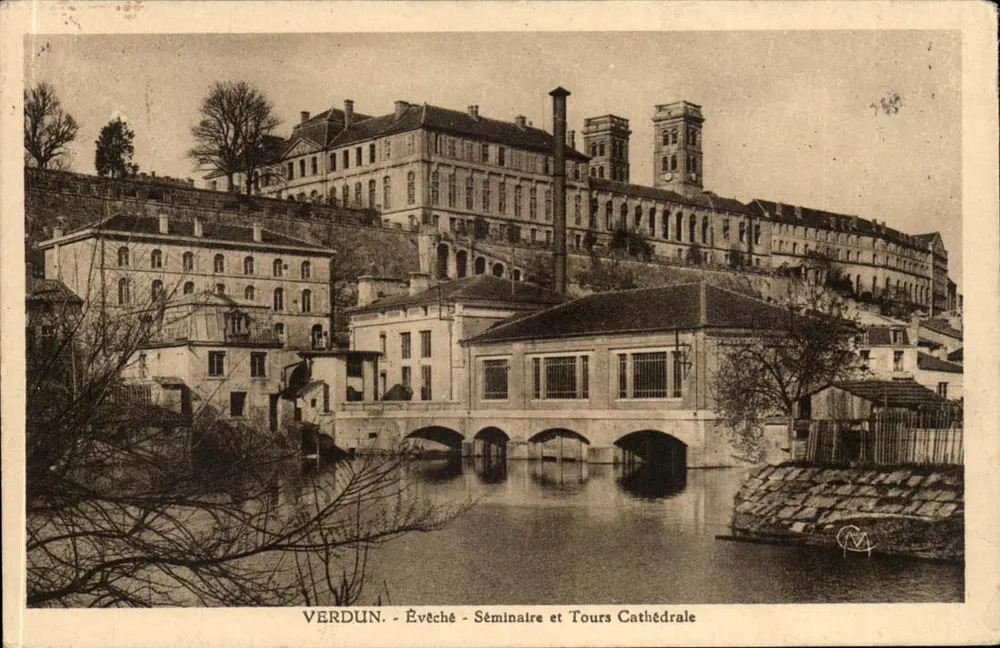 Verdun - Bischofssitz, Seminar und Kathedralturm — Photo Verdun - Vorderseite