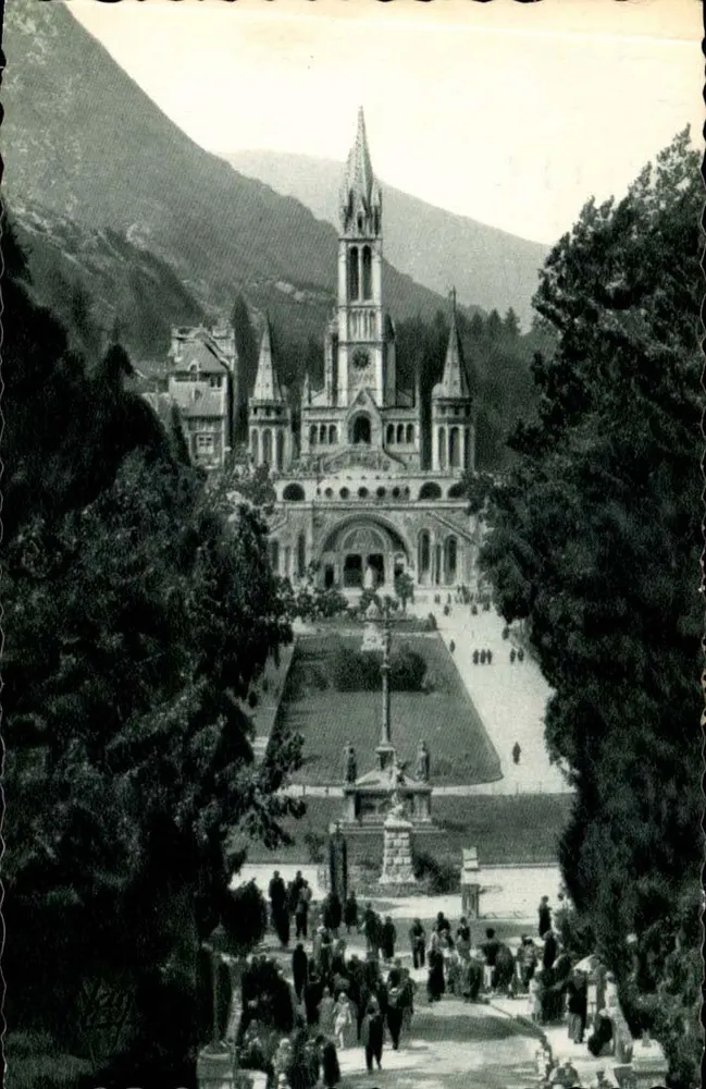 Lourdes — A Basílica e a Esplanada das Procissões — Edição Quinault, n°23 - Frente