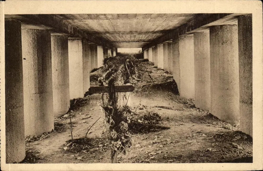 Schützengraben der Baionnetten — Innenansicht — Ossuaire de Douaumont - Vorderseite