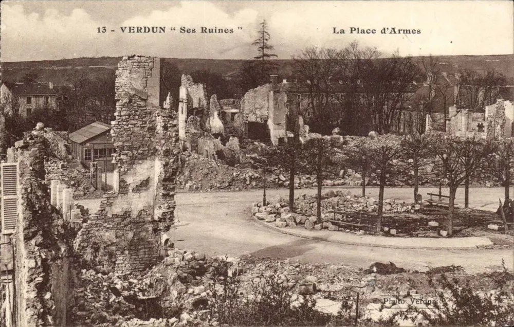 Verdun — Suas Ruínas — A Praça de Armas — Photo Verdun - Frente
